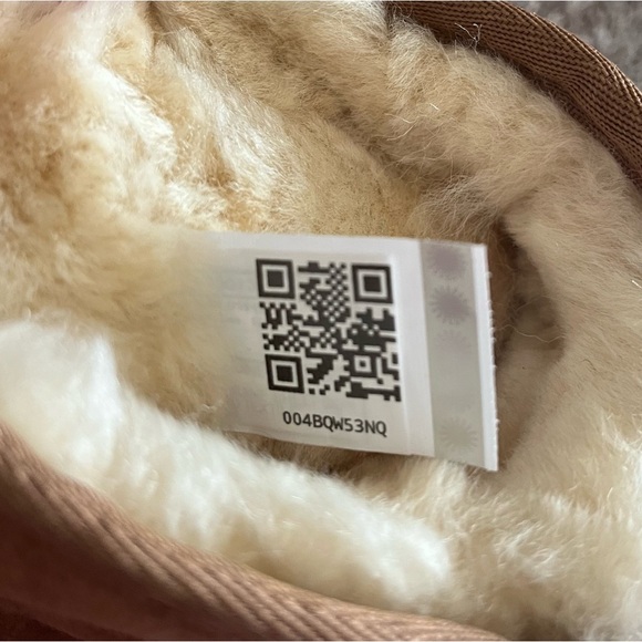 NIB UGG Classic Short Boots - Picture 8 of 14